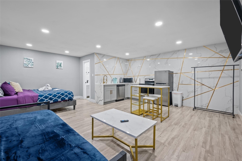 1116 Banks Street - Photo 3