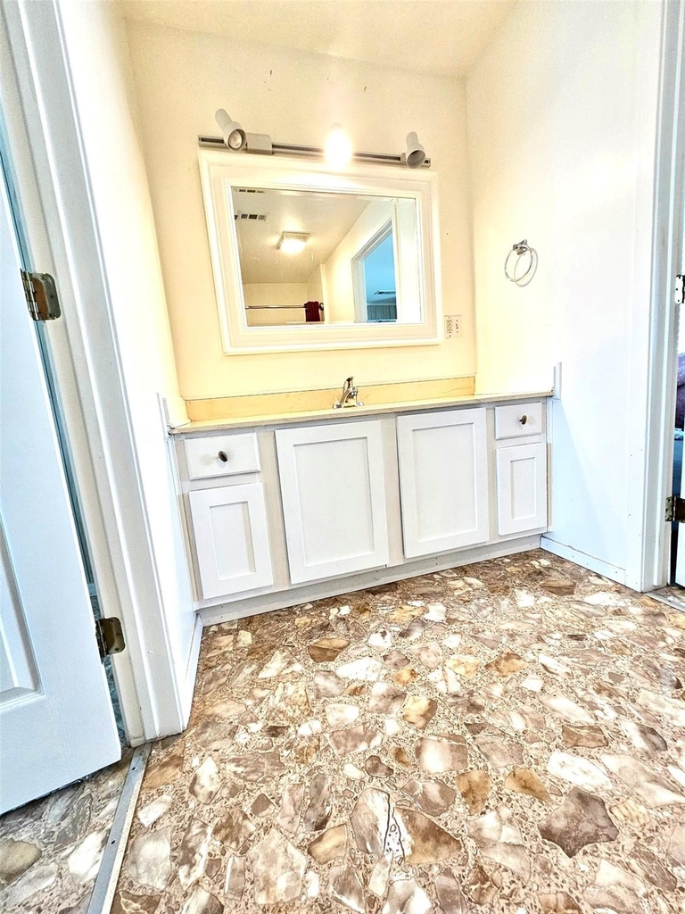 2104 Galveston Avenue - Photo 8