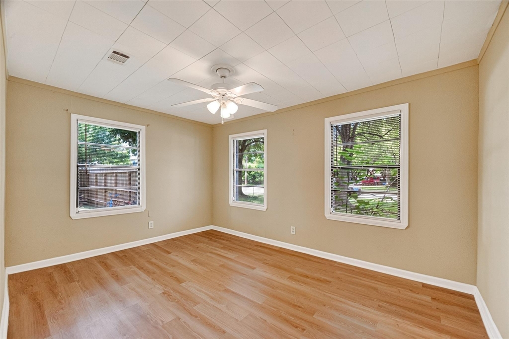 1504 Lawrence Avenue - Photo 8