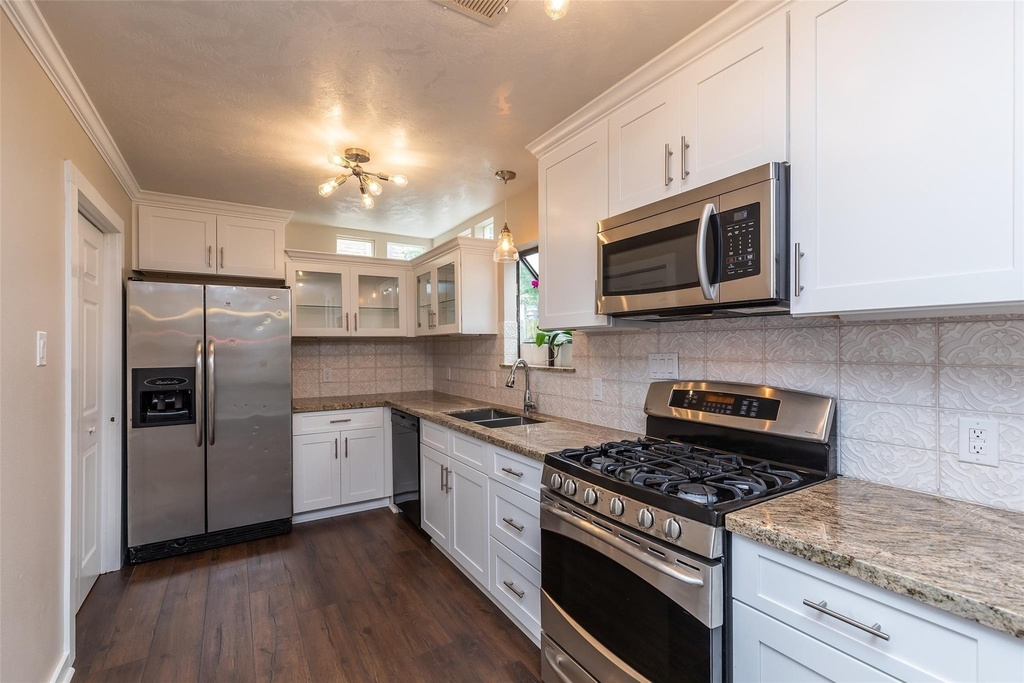 1611 Oakdale Street - Photo 11