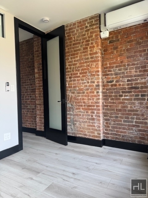 West 52 Street - Photo 4