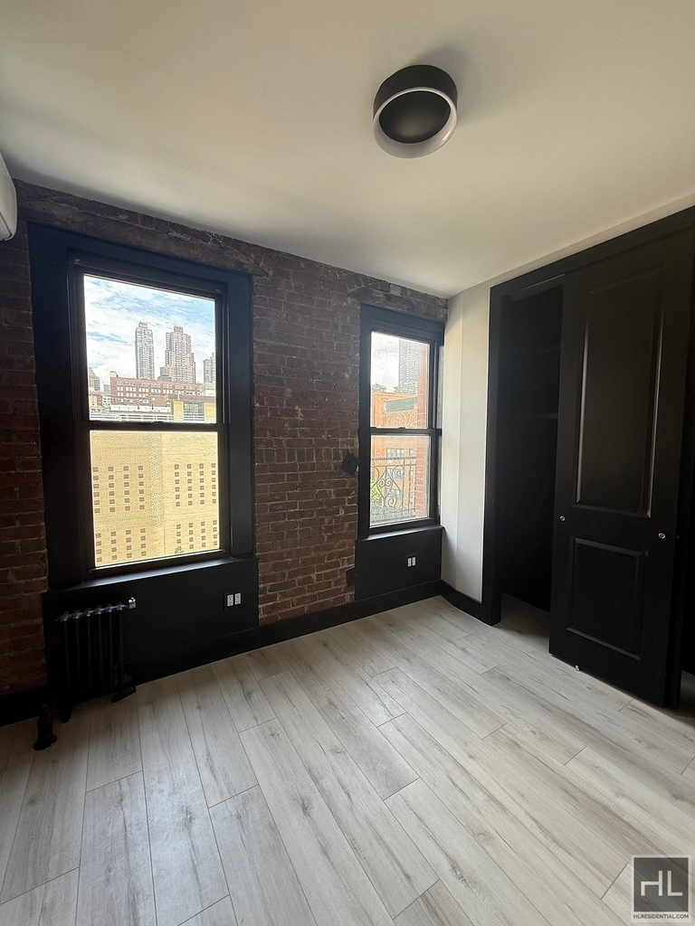 West 52 Street - Photo 3