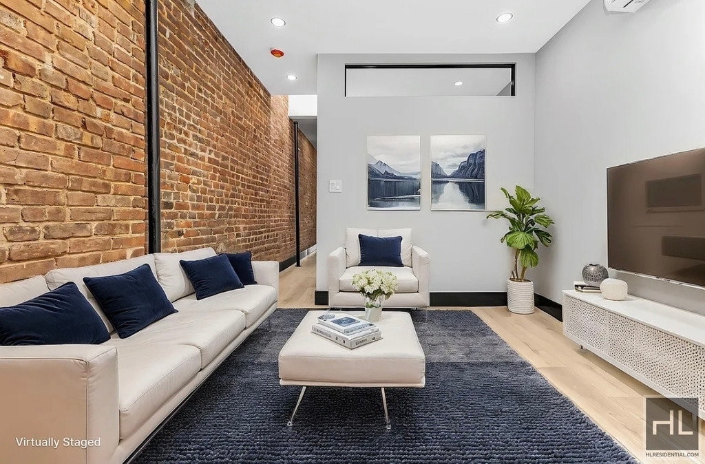 West 52 Street - Photo 1