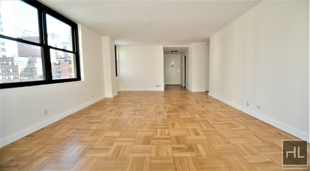 East 49 Street - Photo 1