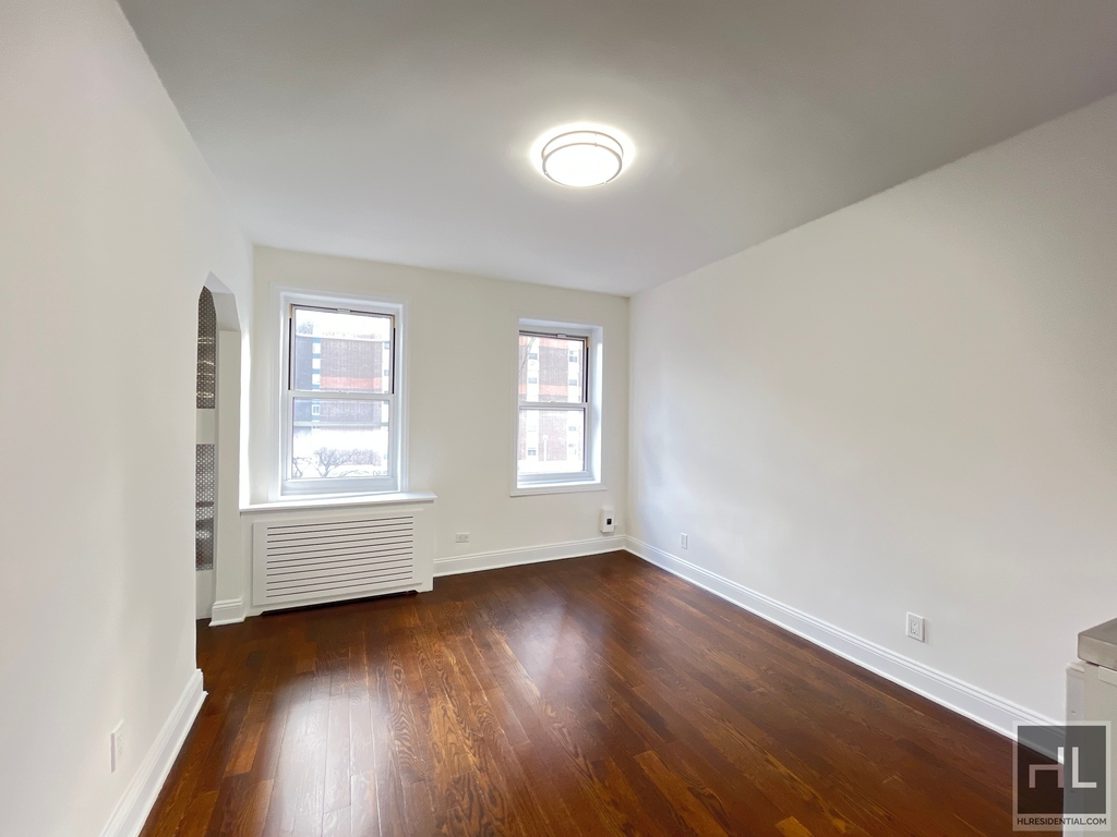 Second Avenue - Photo 1
