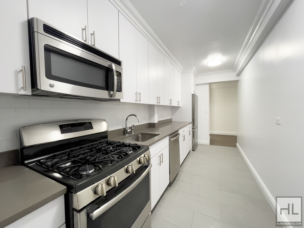 Fifth Avenue - Photo 2