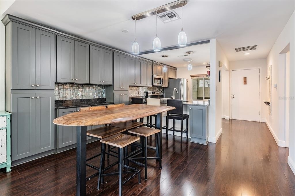 637 Drake Lane N - Photo 3