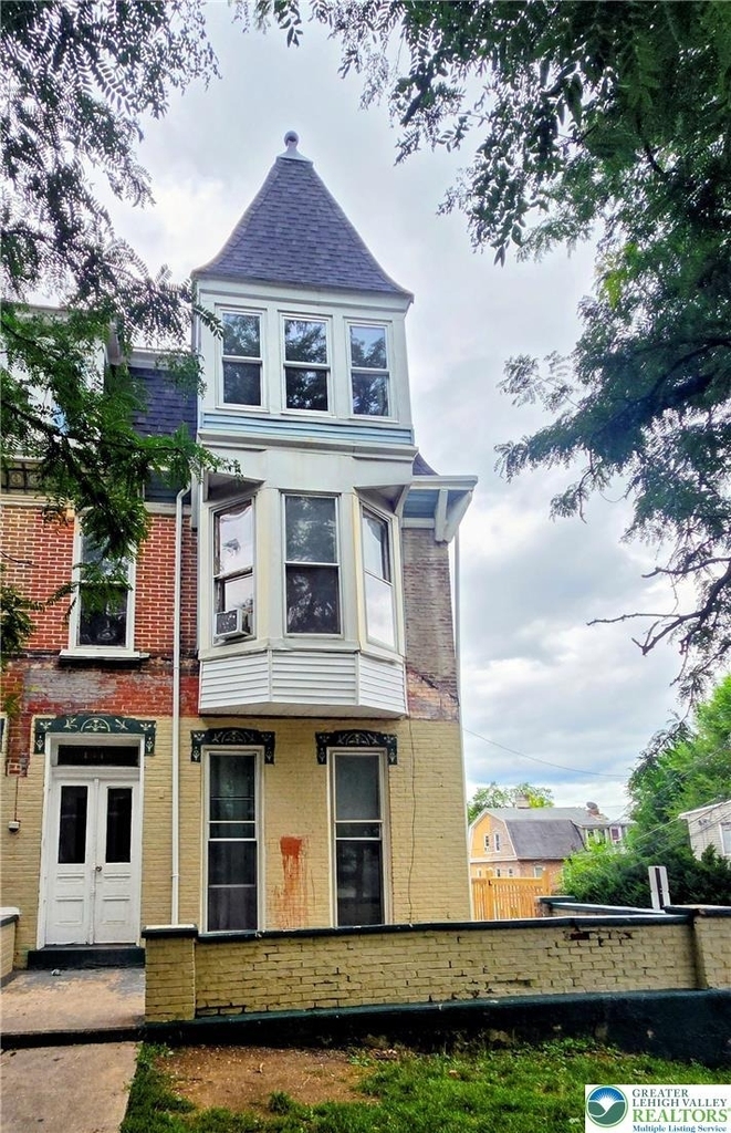 1048 W Walnut Street - Photo 0