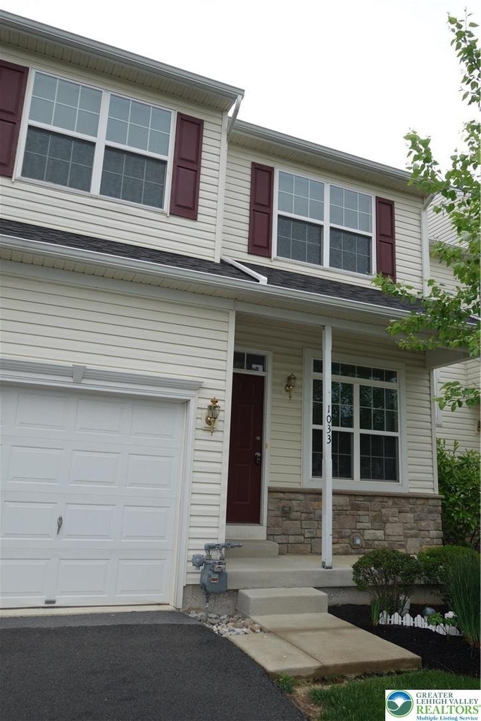 1033 King Way - Photo 0