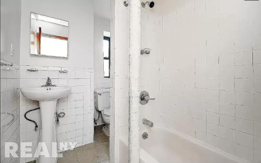 E 14th St - Photo 4