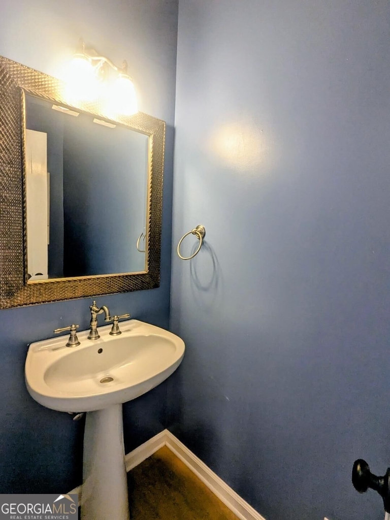305 Windsor Place - Photo 3