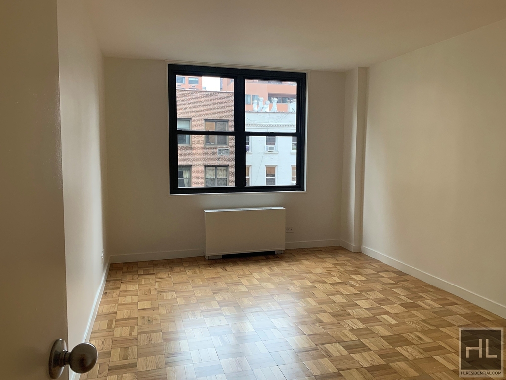 East 49 Street - Photo 1