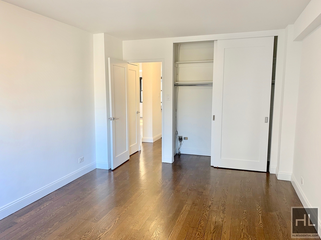 E 16 St - Photo 4