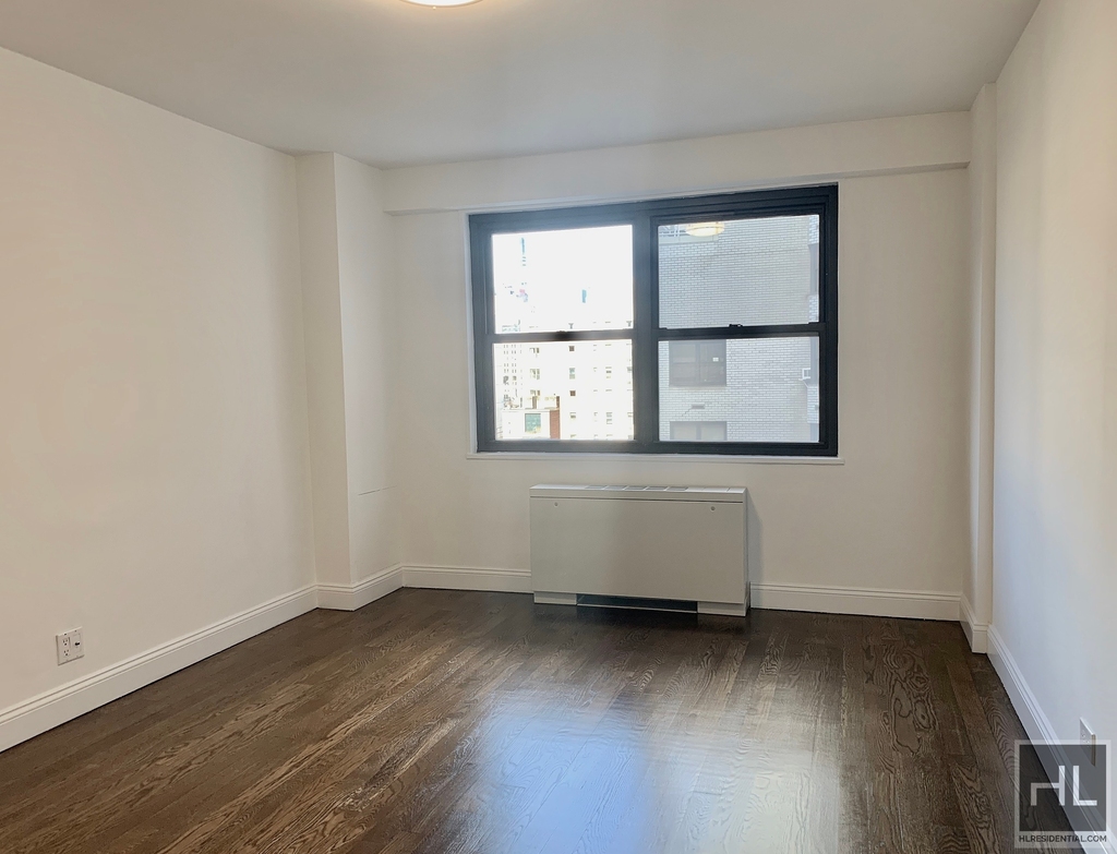 E 16 St - Photo 3