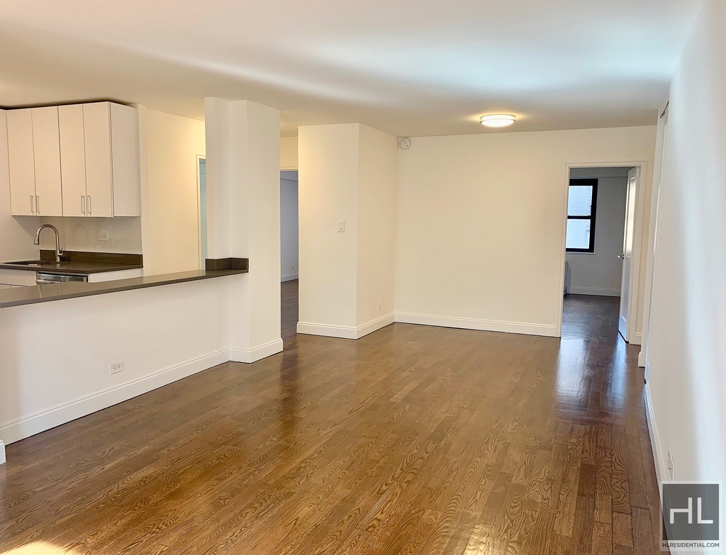 E 16 St - Photo 1