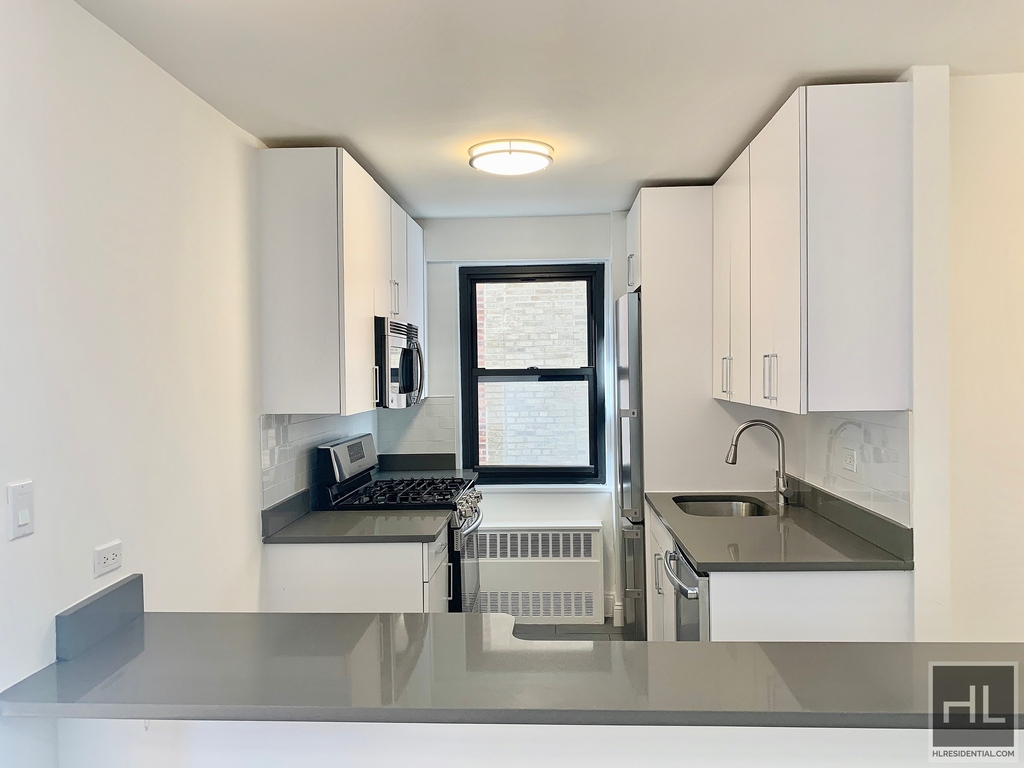 E 16 St - Photo 2