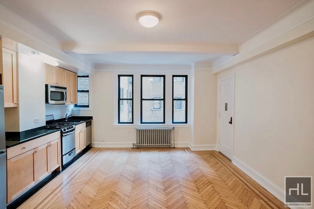 East 68 Street - Photo 2