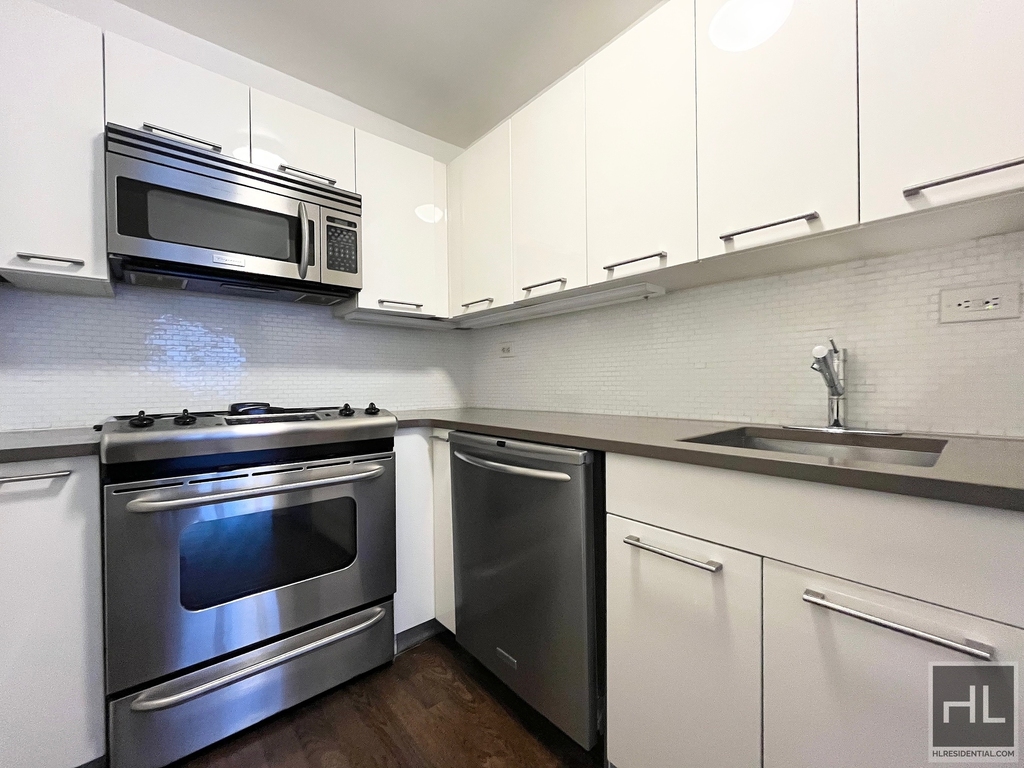 East 63 Street - Photo 2