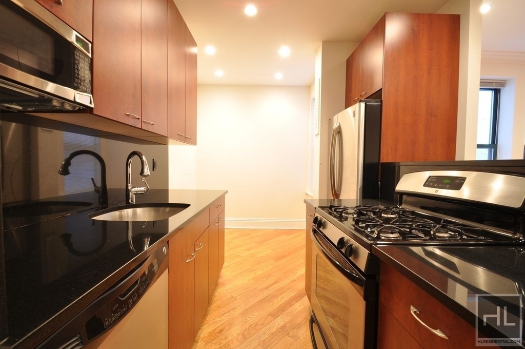 East 70 Street - Photo 2