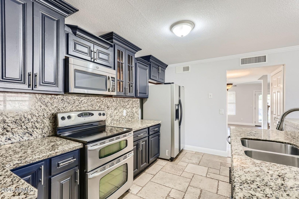 8834 W Willowbrook Drive - Photo 5