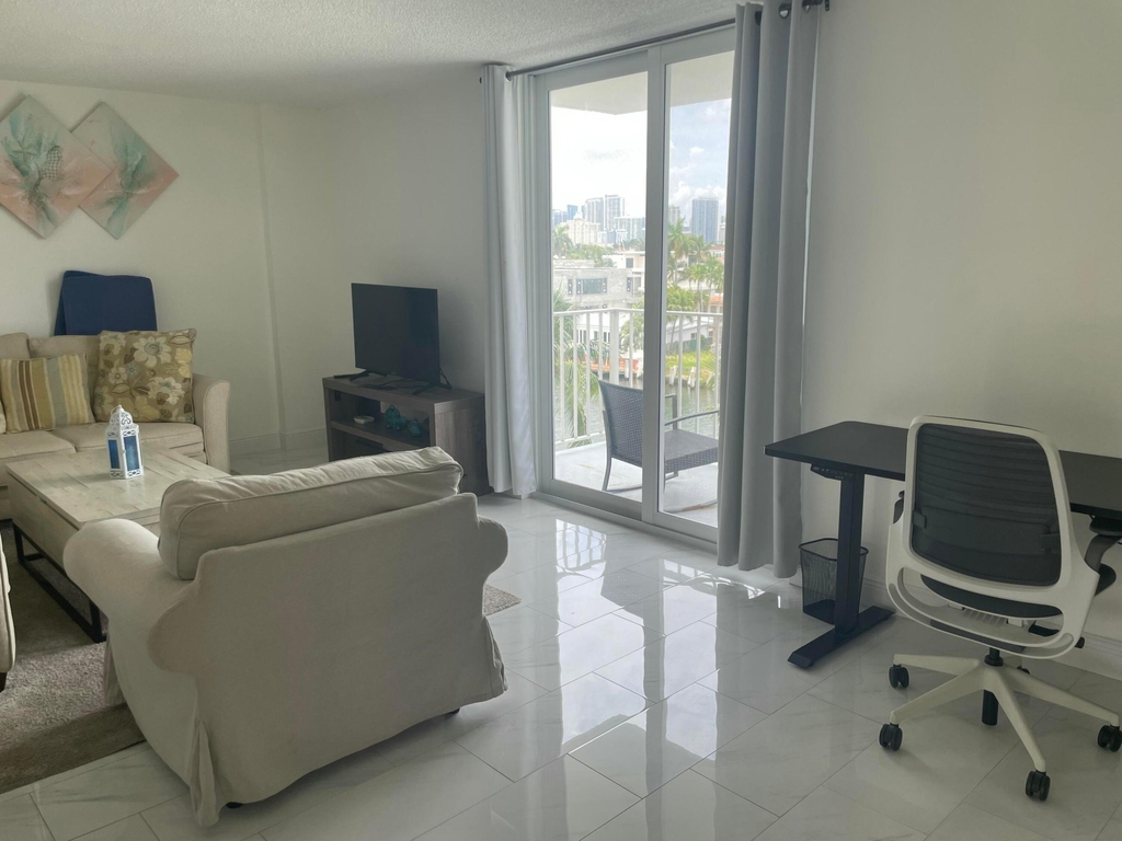 1731 Se 15th Street - Photo 3