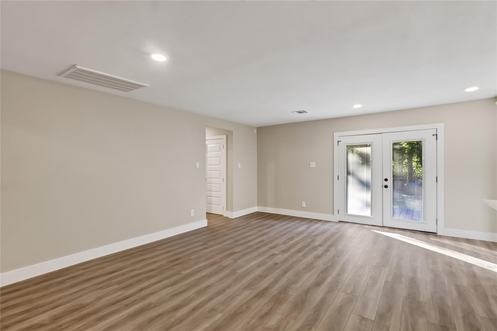 209 W 9th Street - Photo 6