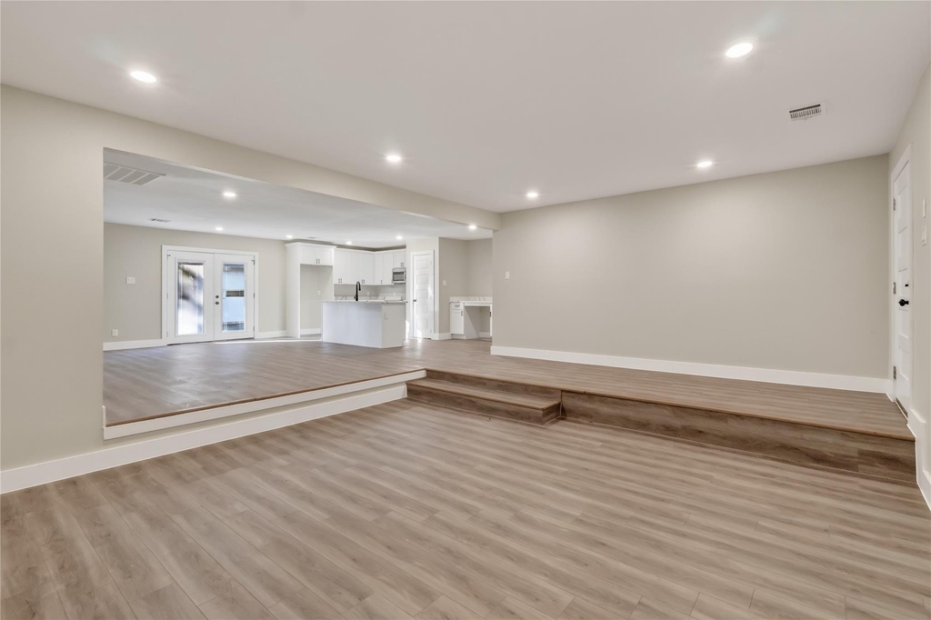 209 W 9th Street - Photo 3