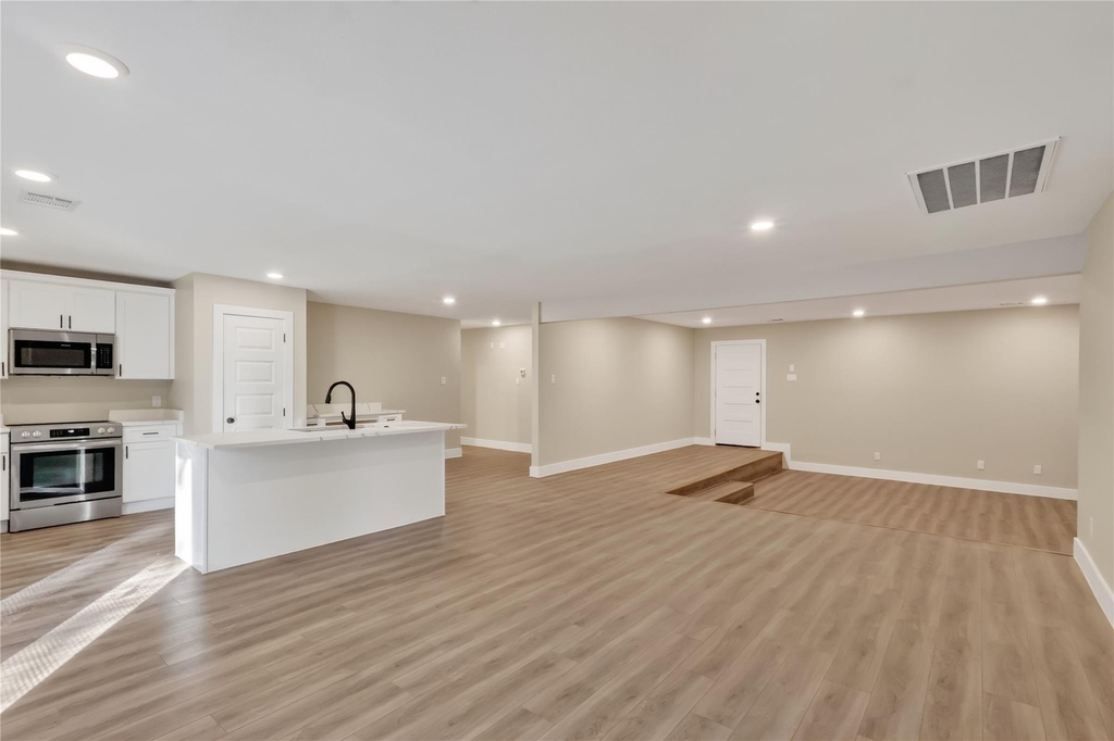 209 W 9th Street - Photo 8