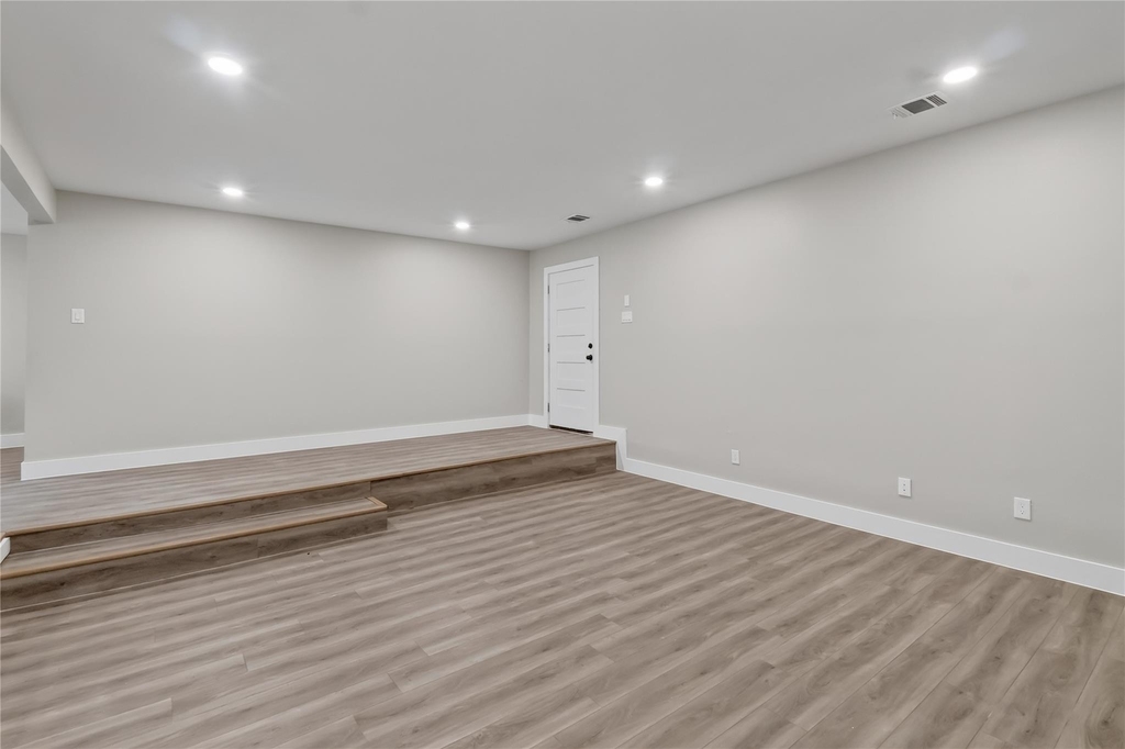 209 W 9th Street - Photo 4