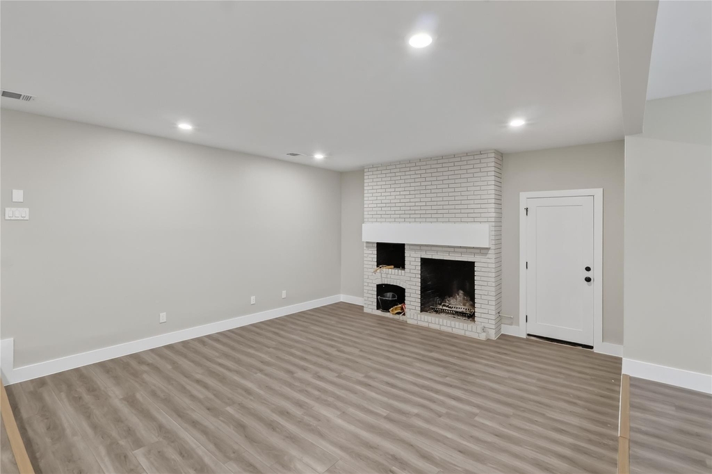 209 W 9th Street - Photo 2