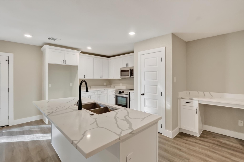 209 W 9th Street - Photo 9