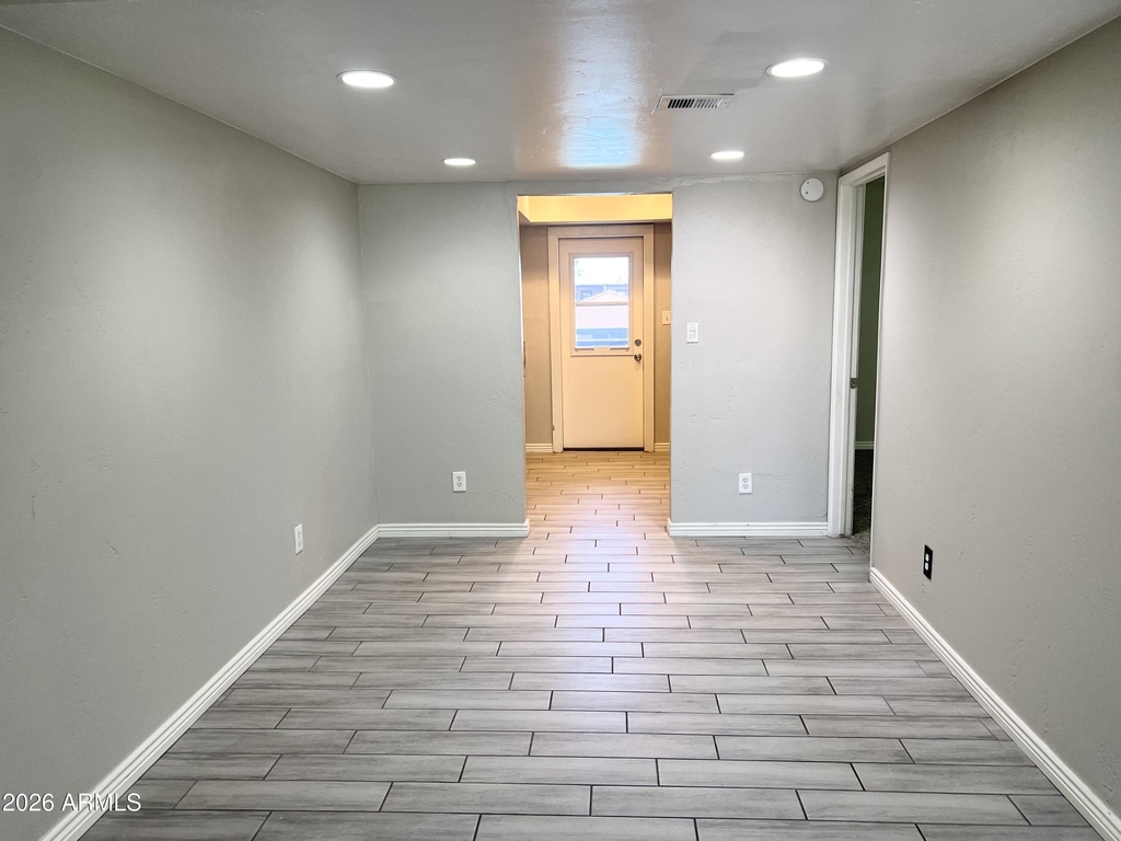 1927 E Hampton Avenue - Photo 3