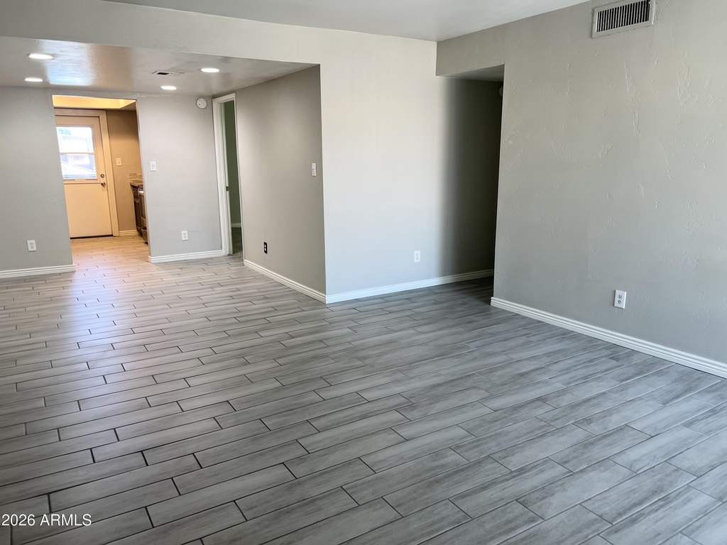 1927 E Hampton Avenue - Photo 1