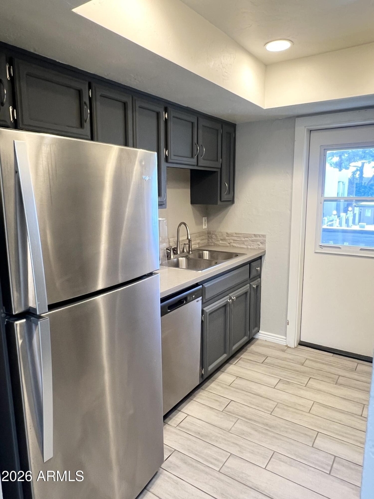1927 E Hampton Avenue - Photo 5