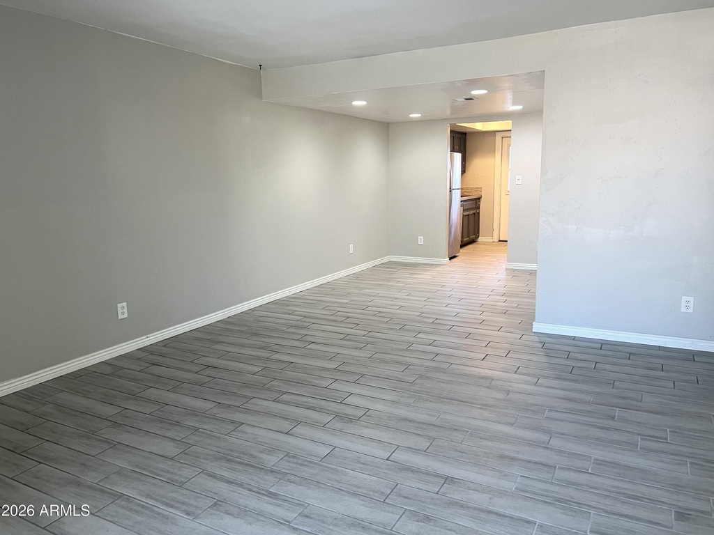 1927 E Hampton Avenue - Photo 2