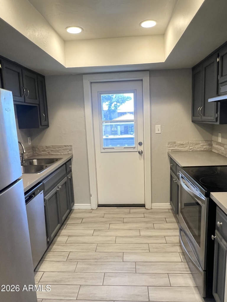 1927 E Hampton Avenue - Photo 4