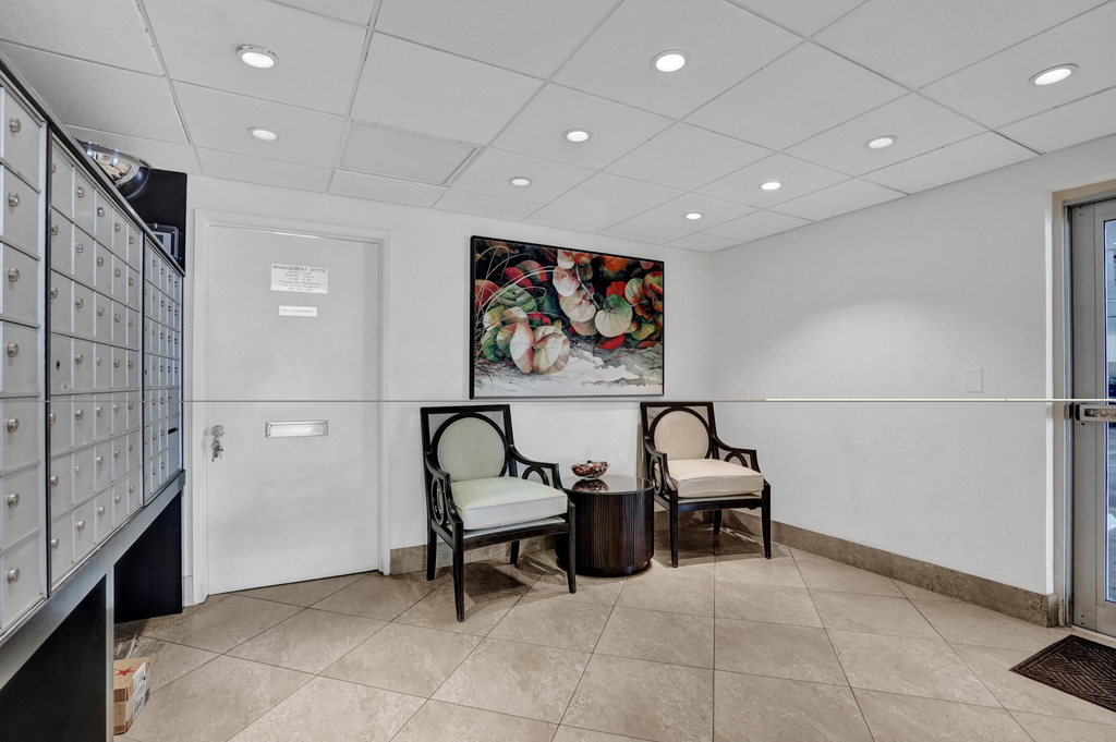 1051 Hillsboro Mile - Photo 6