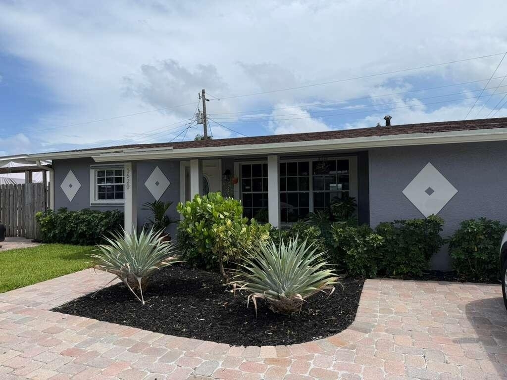 1520 Ne 35th Street - Photo 0