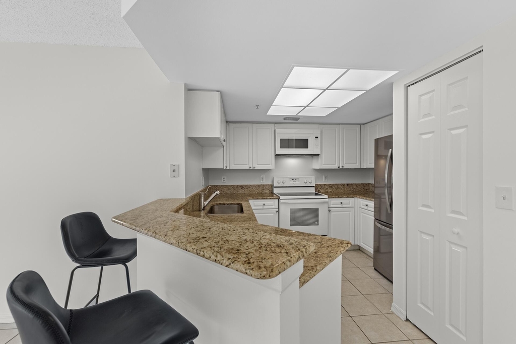 300 Crestwood Court N - Photo 4