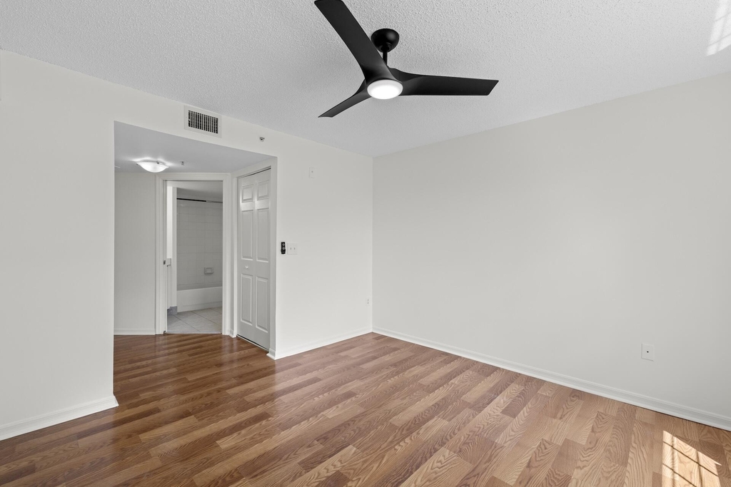 300 Crestwood Court N - Photo 10