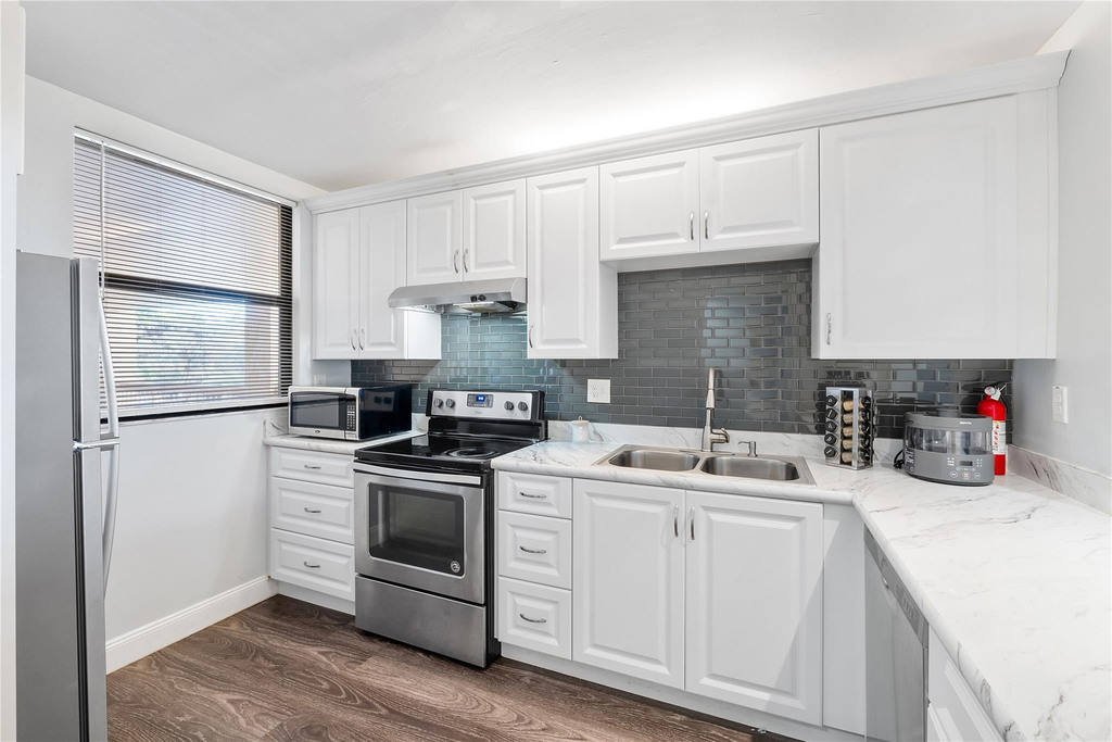 8437 Forest Hills Drive - Photo 3