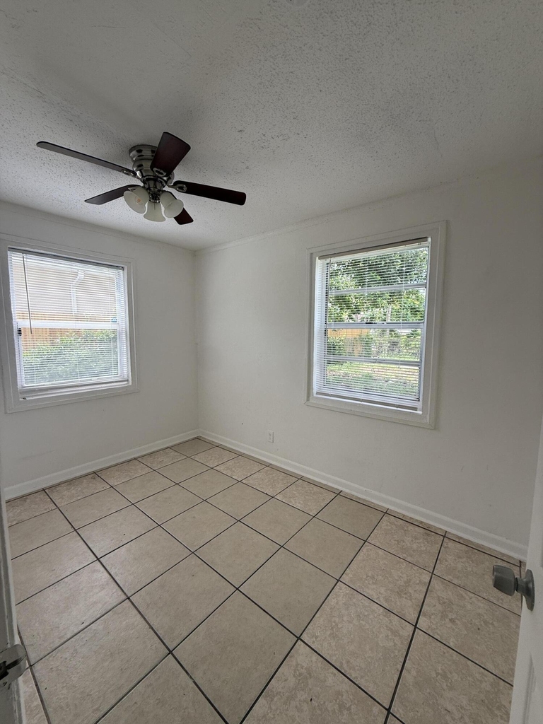 865 W 3rd Street - Photo 4