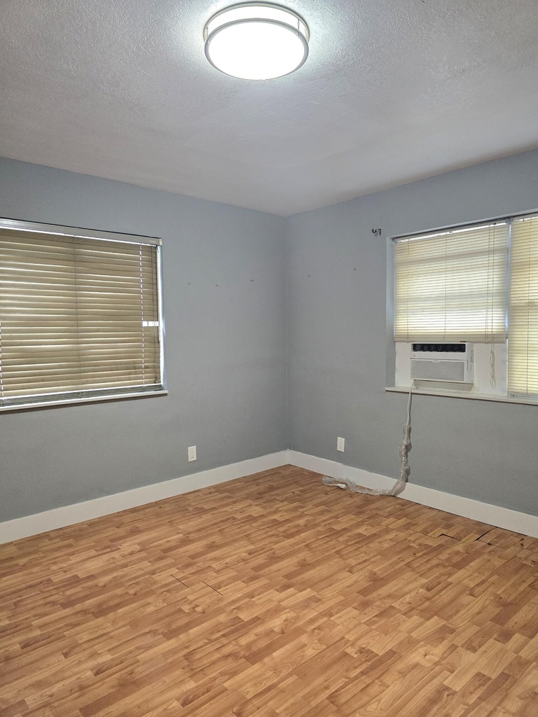 305 Sw 14th Street - Photo 9