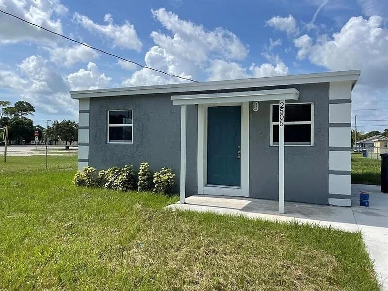 2505 Avenue L - Photo 0