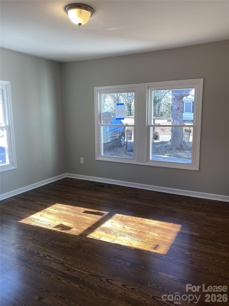 808 Weldon Street N - Photo 4