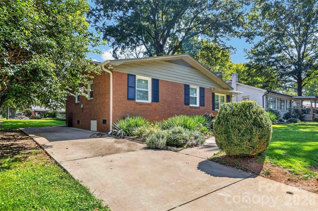 1634 Van Buren Avenue - Photo 2