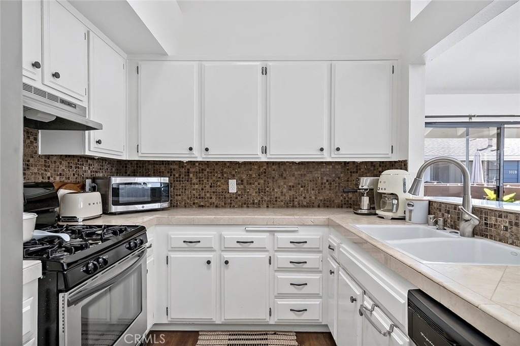 345 Avocado Street - Photo 10