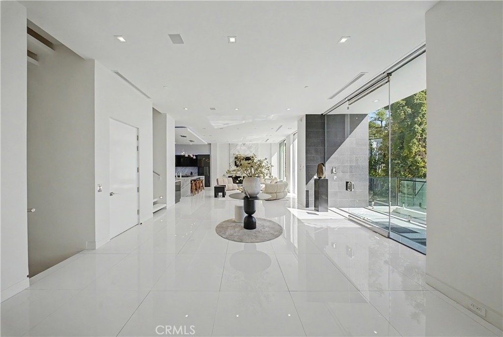 9459 Beverly Crest - Photo 7