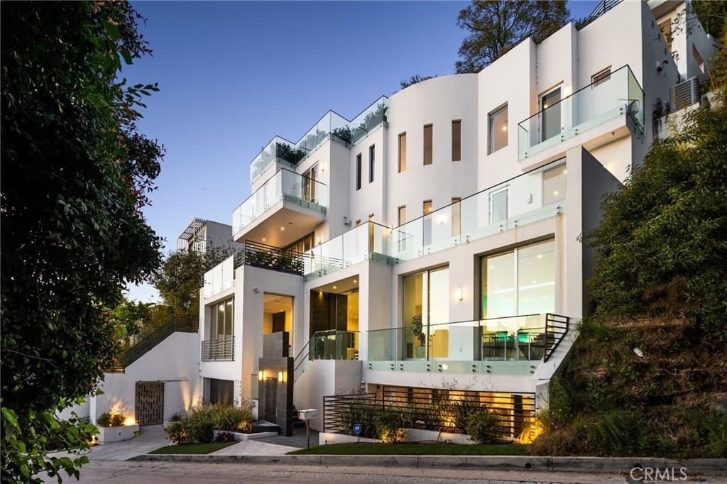 9459 Beverly Crest - Photo 0