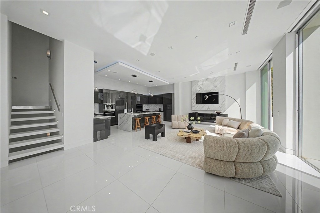 9459 Beverly Crest - Photo 3